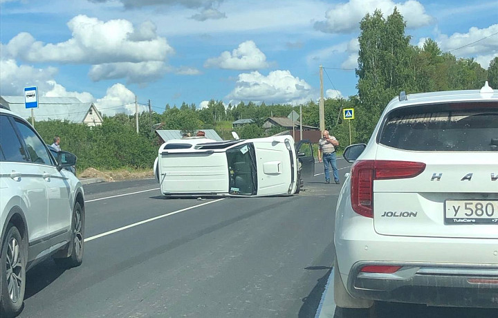Туляк вытащил женщину из перевернувшегося автомобиля в Веневе Тульской области