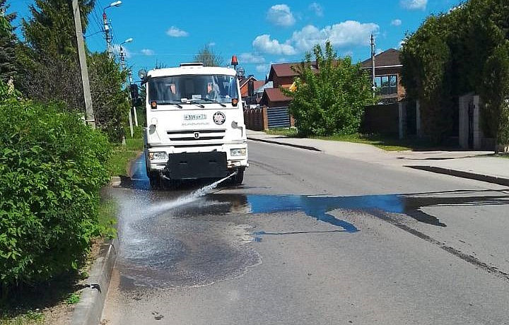На улицах Тулы 23 мая продолжается уборка дорог и тротуаров