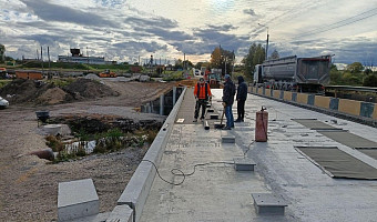 В Новомосковске продолжают обновлять мост через реку Ольховка