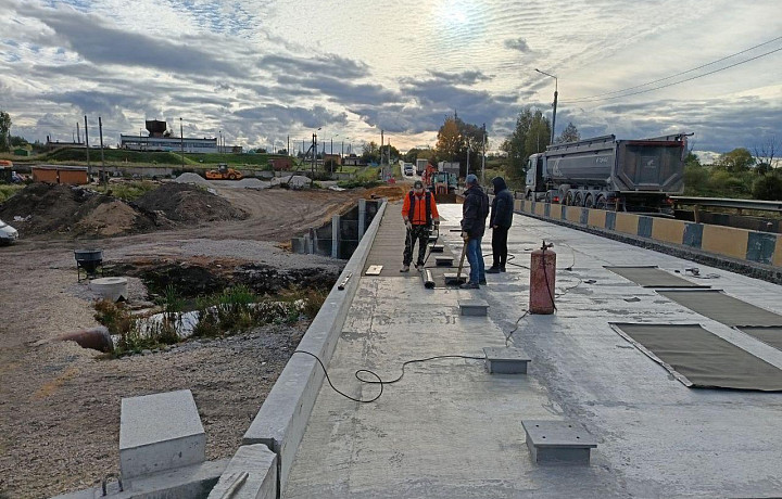 В Новомосковске продолжают обновлять мост через реку Ольховка