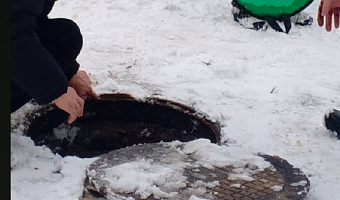 В Щекино Тульской области ребенок провалился в канализацию