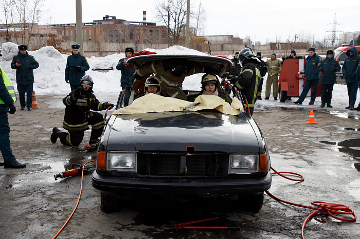 В Туле прошли соревнования среди спасателей по ликвидации последствий ДТП