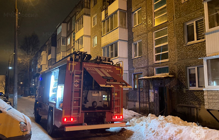 Из пожара в жилом доме в Новомосковске эвакуировали восемь человек