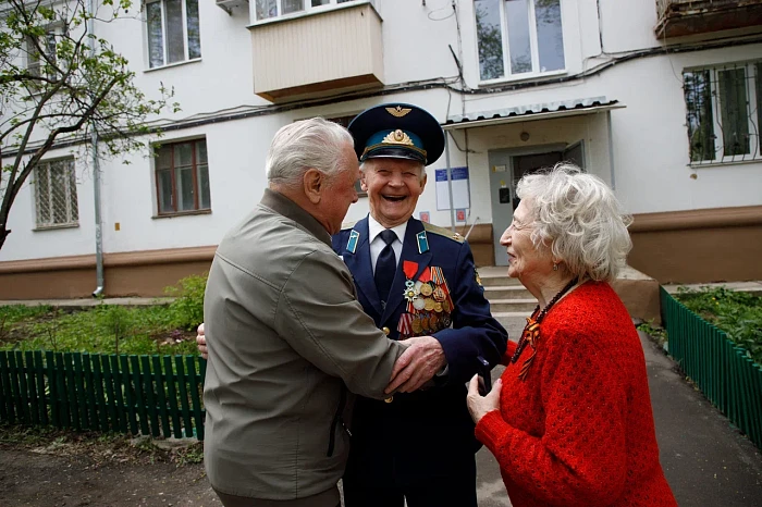 Тульские кадеты и студенты поздравили ветерана Великой Отечественной войны с наступающим Днем Победы