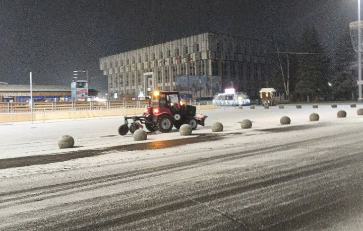 На улицы Тулы после снегопада вышла зимняя техника