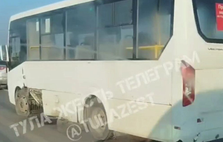 Легковушка столкнулась с рейсовым автобусом на трассе М-2 в Тульской области