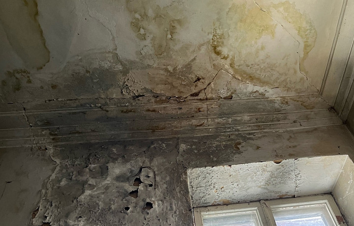 Жителям дома на улице Металлургов в Туле пообещали привести в порядок ужасные стены: ремонт ограничился «обследованием подъезда»