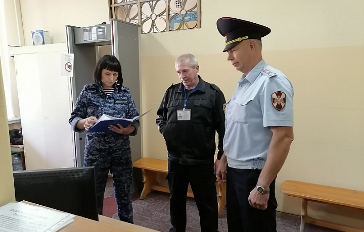 Сотрудники Росгвардии проверят работу тревожных кнопок в школах Тулы