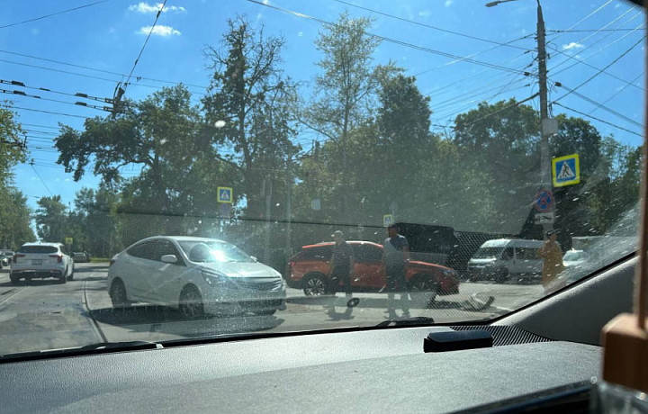 На улице Первомайской в Туле встали трамваи из-за ДТП с такси