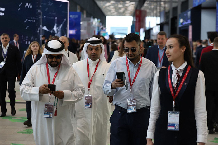 Люди, машины, роскошь: яркие фото третьего дня ПМЭФ-2024