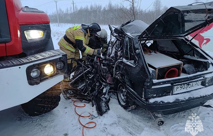 Один человек погиб и один пострадал в ДТП с автобусом под Алексином