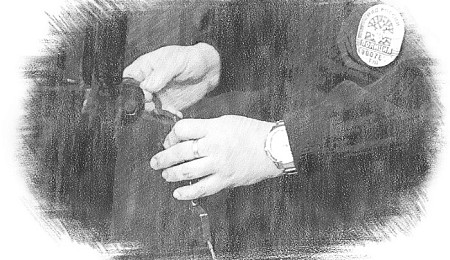 «Если кто-то узнает, тебя найдут, подвесят в лесу»: в Туле рассмотрели дело полицейских, которые избили задержанных и взяли с них деньги