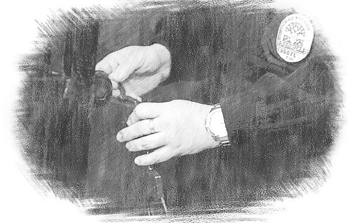 «Если кто-то узнает, тебя найдут, подвесят в лесу»: в Туле рассмотрели дело полицейских, которые избили задержанных и взяли с них деньги