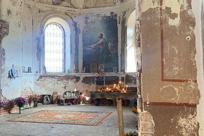 В Суворовском районе в заброшенном храме впервые прошло богослужение