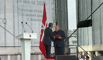 Дмитрий Миляев наградил отличившихся аграриев на «Дне Тульского поля»