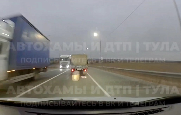 ﻿Водитель газели чуть не устроил ДТП под Тулой из-за выпавших коробок