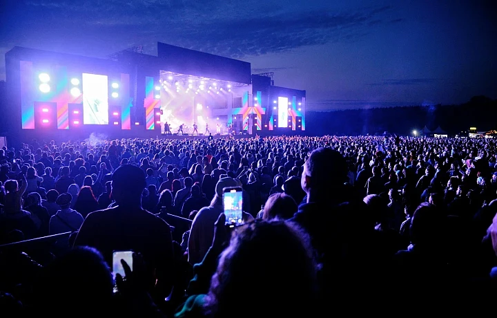 Музыкальные премьеры от Юлии Пересильд, шоу The Hatters, шесть сцен и более 100 концертов, доставка в палаточных лагерях и парк развлечений – полный гид по фестивалю «Дикая Мята»