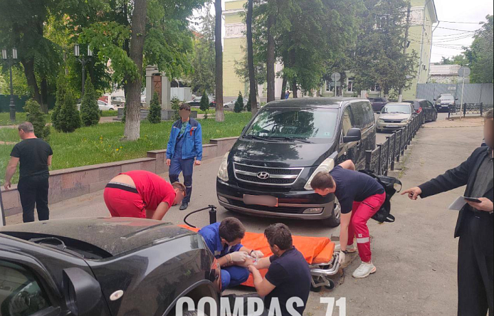На проспекте Ленина туляк попал под колеса собственного автомобиля
