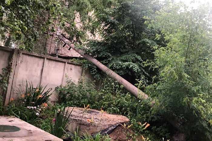 Ураган в Алексине снес крышу здания и сломал многолетнее дерево