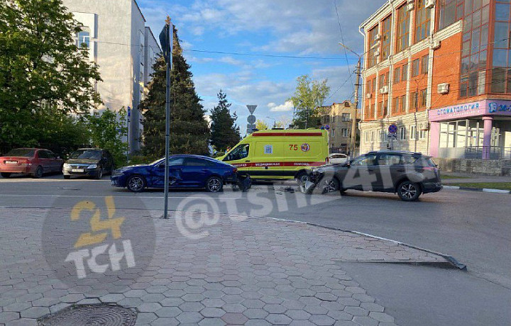 В центре Тулы столкнулись седан и кроссовер