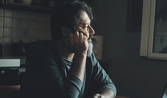 Мужчины тоже плачут? Почему сильный пол избегает врачей и как понять, что партнеру нужен психолог