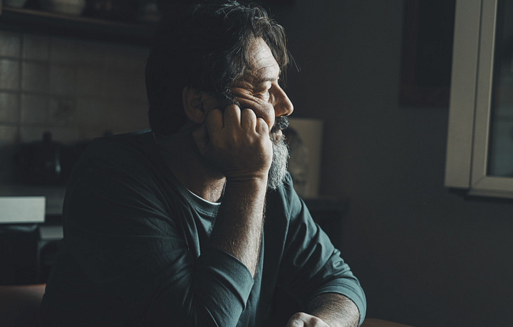 Мужчины тоже плачут? Почему сильный пол избегает врачей и как понять, что партнеру нужен психолог