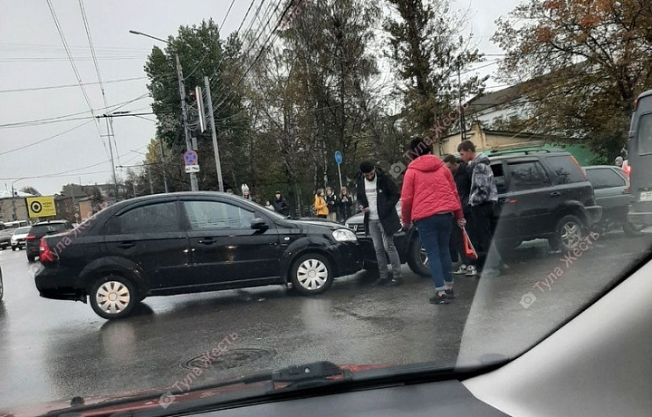 На перекрестке улиц Токарева и Октябрьской в Туле произошло тройное ДТП