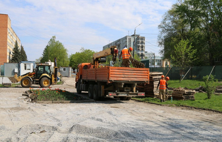 В Туле продолжается благоустройство сквера в Советском округе