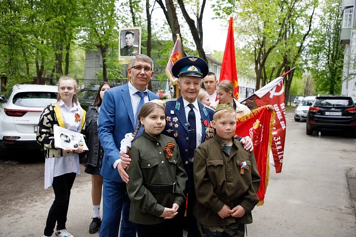 Тульские кадеты и студенты поздравили ветерана Великой Отечественной войны с наступающим Днем Победы