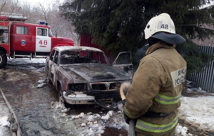 В Тульской области сгорел автомобиль, есть пострадавший
