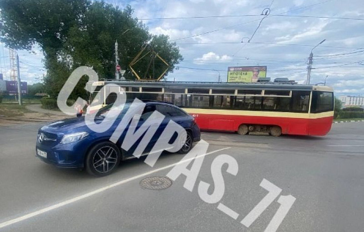 В Туле трамвай врезался в Mercedes-Benz