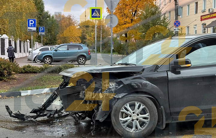 На проспекте Ленина в Туле собралась пробка из-за ДТП с «Ладой» и иномаркой