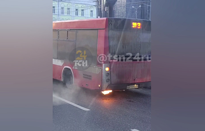 В Туле загорелась задняя часть автобуса во время движения