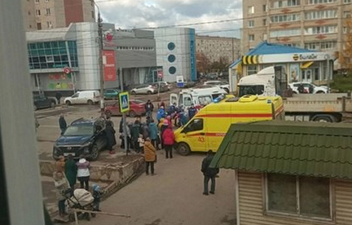 На пешеходном переходе на улице Тульской в Алексине грузовик сбил женщину