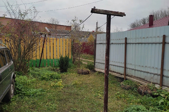 Жительницу Донского соседи замуровали забором