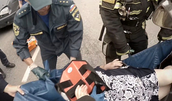 МЧС показало, как спасатели помогли пострадавшей в ДТП в Новомосковске