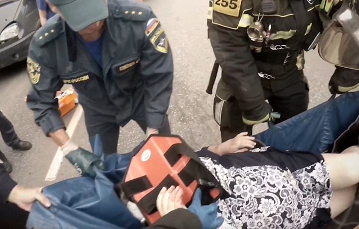 МЧС показало, как спасатели помогли пострадавшей в ДТП в Новомосковске