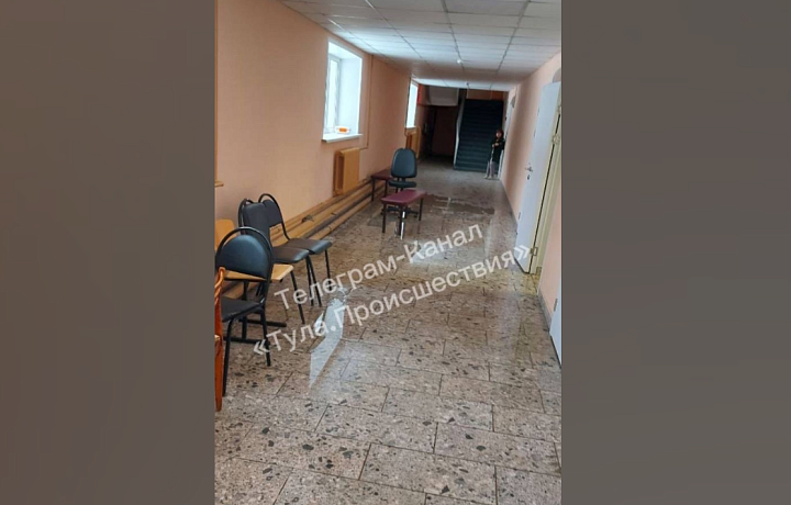 В ясногорском ЦО №2 после капремонта прорвало трубу на цокольном этаже