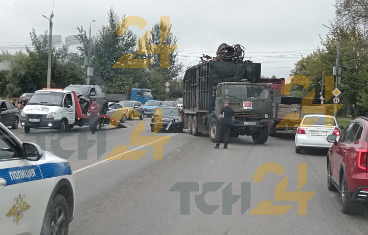 «Камаз» протаранил 11 машин в массовом ДТП на улице Рязанской в Туле