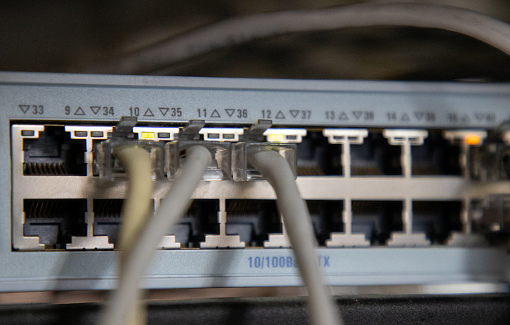 Уходя, гасите свет: какие электроприборы можно не отключать, а что оставлять в розетке опасно для жизни