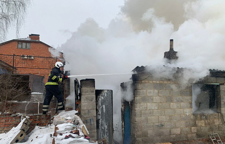 На улице Яблочкова в Туле загорелся частный дом