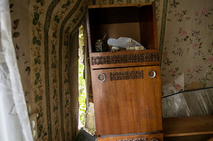 «Дыры в стенах закрываем куртками»: как жители аварийного дома в Щекинском районе пять лет ждут расселения