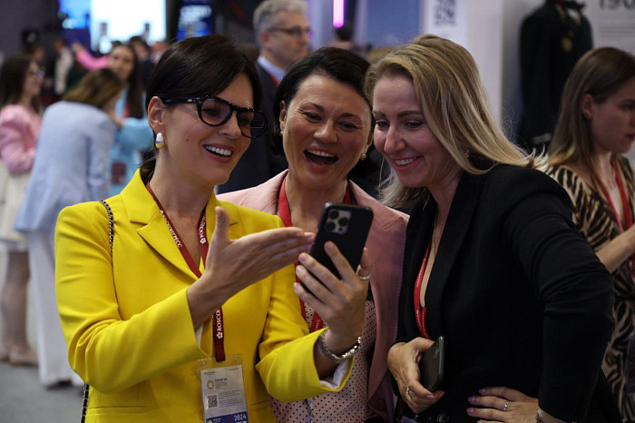 Люди, машины, роскошь: яркие фото третьего дня ПМЭФ-2024