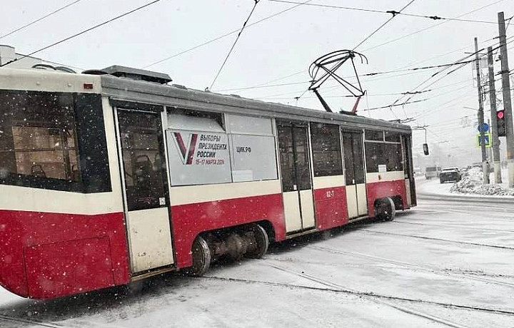 Трамвай сошел с рельсов на пересечении улиц Советской и Оборонной в Туле