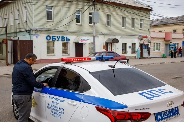 Пустеющая улица Пирогова в Туле: работа без вывесок и патрули ГИБДД