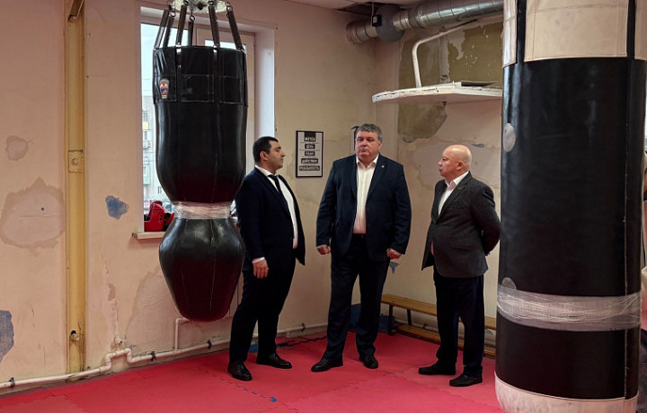 Илья Беспалов проинспектировал ремонт спортшколы в поселке Косая Гора