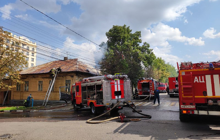 В Туле на улице Свободы загорелся дом