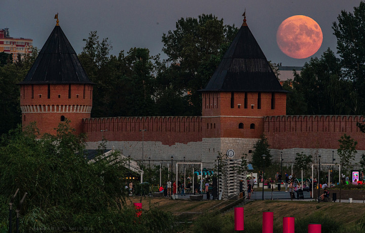 Фотограф из Тулы сфотографировал полнолуние над городом
