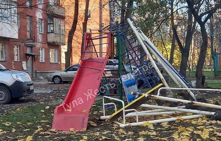 Жители Тулы пожаловались на разрушенную детскую площадку на улице Кутузова