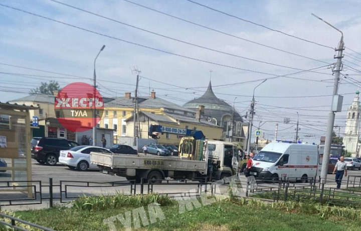 Грузовик сбил женщину на улице Октябрьской в Туле